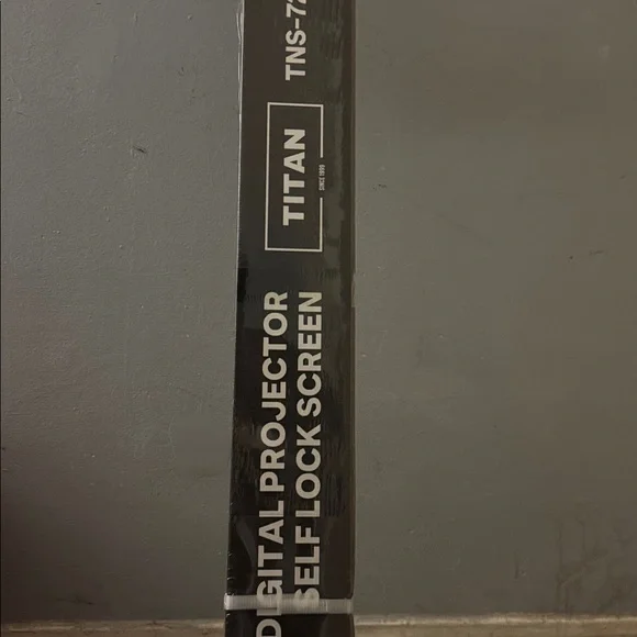 LR30 Black Portable Projector + gift - Picture 2 of 5